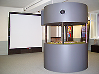 Der Multimediaturm mit Leinwand